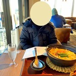 つるとんたん UDON NOODLE Brasserie - 人と比較するとこの大きさ！