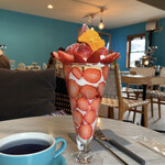 ルーラル コーヒー＆サロン - 料理写真:イチゴパフェと青いハーブティー