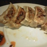 武蔵野アブラ學会 - 201209 武蔵野アブラ學会　焼餃子（380円）食べるラー油付き.jpg