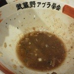 武蔵野アブラ學会 - 201209 武蔵野アブラ學会　満腹定食（武蔵野油そば（大盛無料）大盛を食した後の残りスープ.jpg