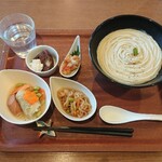 Tsururi - ホワイトカレーうどんと4つの小鉢