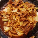 焼き肉DON - 混ぜて混ぜて　焼きうどん完成