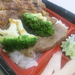 ほっともっと - 付け合せはブロッコリー。薬味に粗切りわさびをトッピング
