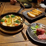 海鮮 イタリアンバル ルチアーノ - カマンベールチーズの入った熱々のアヒージョバケット付き～❤️