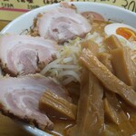 ゆうゆう - 辛味噌ラーメン。特盛トッピングに威風堂々！