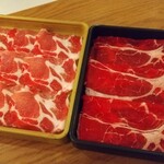 Nabezou - 左が豚肉、右は牛肉です