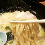 Yokohama Iekei Ramen Haruyoshiya - 麺上げ