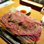 Taishuushokudou Tokachi Izakaya Isshin - 十勝産霜降牛の炙り肉寿司 500円