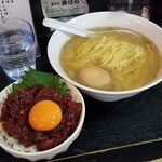 塩そば専門店 桑ばら - 馬肉のユッケ丼と金目鯛香油の掛けそば定食