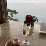 Yaizu Gurando Hoteru - 散策後の小休止、海を眺めながらのスパークリングワインです