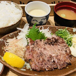 土佐清水ワールド - 藁焼き 豚肉 定食¥1480-
            シェアして食べます