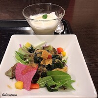 中国料理 豪華 - 副菜のｻﾗﾀﾞと杏仁豆腐