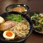 Mugen - 左：夢源ラーメン　　中央後ろ：餃子　　右：ニラレバ炒め