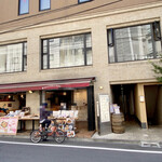 AU GAMIN DE TOKIO - お店　外観
      この建物全てがGAMINグループ
      
      B1：深夜食堂はなれ（和食店）
      1F：トラットリア モード（イタリアン）
      2F：オー ギャマンド トキオ（ビストロ・フレンチ）