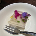 花様 - ハーブ好きならご存知かと思いますがコバルトブルーが綺麗なハーブティーに使われるマメ科の植物です♡それを使ったチーズケーキ！オシャレ♡