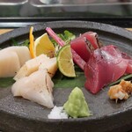 ぼちぼち - 初がつを、たいらぎ貝の造り