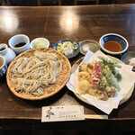 うずら家 - うずら家(長野県長野市戸隠)ざるそば 880円・お野菜いろいろ天ぷら盛り合わせ 960円