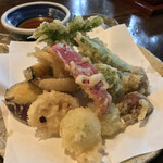 うずら家 - うずら家(長野県長野市戸隠)お野菜いろいろ天ぷら盛り合わせ 960円