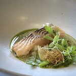 MAISON LAFITE - ＊鱒自体の火入れもお上手で身がふっくら。 ここまでは塩気を抑えたソースだったのですが、アサリの塩気を感じるソース。 絶妙にお味の変化をつけるシェフのセンスに感心します。。鱒の甘味に程よい塩気が重なり美味。