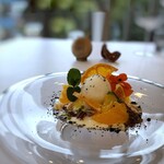 MAISON LAFITE - ◆柑橘（デコポン・八朔）、キャラメルのアイス、アーモンドミルクのクリーム 甘さ控えめのアイスや柑橘のサッパリした味わいがよく、食後に最適のデザート。