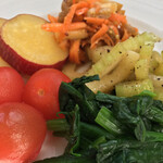 飛行船スタイル 南條 - 野菜5種のオードブル、真上の人参と林檎のラペから時計回りにセロリの黒胡椒風味、ほうれん草のナムル、プチトマトのコンポート、サツマイモのオレンジ風味