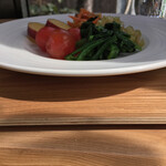 飛行船スタイル 南條 - 野菜5種のオードブル、真上の人参と林檎のラペから時計回りにセロリの黒胡椒風味、ほうれん草のナムル、プチトマトのコンポート、サツマイモのオレンジ風味