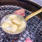 Wagyuu Yakiniku Aokiya Bettei - ニンニクバター焼き(オリーブオイルバター) 