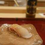 勢麟 - 真鯛(静岡県浜松市舞阪漁港産、1.4kg、雌、3日寝かせ)の握り