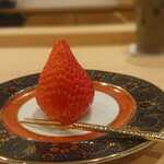 勢麟 - 紅ほっぺ(静岡県掛川産)、日本蜜蜂の蜂蜜(静岡県産)掛け