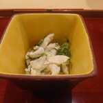 勢麟 - 虎河豚(静岡県浜松市舞阪漁港産)の身皮と小松菜(静岡県浜松市都田産、長期肥育)の和え物