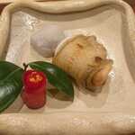 勢麟 - 炭火焼き柳鰈(正式名:柳虫鰈)(静岡県浜松市舞阪漁港産)と里芋の衣かつぎ、赤蕪(静岡県浜松産)の甘酢漬け椿
      