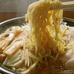 Kicchin Tanaka - 中太縮れ麺は固めでプリプリして美味しい。