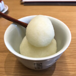 天麩羅 四季彩 村松 - ここで絶品の大根おろしのお代わり。雪だるまの形で出して頂きました