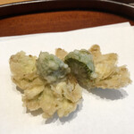 天麩羅 四季彩 村松 - 春の力を頂く感じの蕗の薹。苦味を包み込むふっくら感