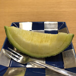 天麩羅 四季彩 村松 - デザートの抹茶アイスをご好意で静岡県産メロンに。完熟で甘味も果汁もたっぷり