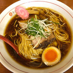 Tsuki No Utsuwa - 黄金そば大盛り。大盛りは無料です。スープの色にも表れていますが、濃い目の鶏ガラスープです。チャーシューは好みが分かれるかもですが、卵は美味しいです。