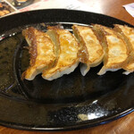 月のうつわ - 餃子は¥300円でラーメンとセットに出来ます。塩ダレで頂くのは初めてでしたが、あっさりしていて美味しいです。