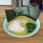 家系ラーメン 近藤家 - 海苔を立てた