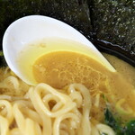 家系ラーメン 近藤家 - 鶏油とスープ