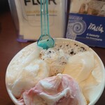 CAFE FLOR GELATO - ジェラートグランデ(いちごヨーグルト、ココナッツ、ストラッチャテッラ、ホワイトチョコ)