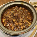 四川厨房 美 - 土鍋に入った熱々の陳麻婆豆腐