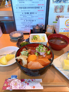 Sushihabesuto - スペシャルづけ丼 １１００円税込   お味噌汁、サラダ、小鉢、デザート付！！