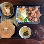 Oihagi Touge - 【からあげ定食 837円+10％税】からあげ(鶏もも肉)、みそ汁、小鉢、ごはん、漬物
