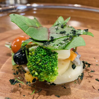 リストランテ ハナタニ - ①【前菜1：オルトナーラ（野菜の前菜）】
                ★ 根菜（蓮根、蕪、大根、人参）のエチュベ（蒸焼き）のオリーブ油漬けと青菜のサラダ、胡瓜のピクルス添え、ドライ黒キャベツ掛け