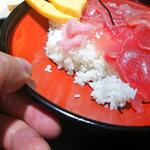 駿河丸 - ご飯は酢飯ではなく、普通の白米。そんなに上げ底ではないです＾＾