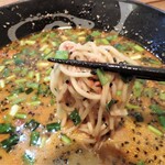 孫悟空 - 底に沈んでる挽肉が麺に絡む