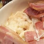 ざぶとん - ベーコンの下にはたっぷりのマカロニサラダとチーズ！！！