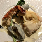 キャトルラパン 北梅田 - オマール海老。サーモンの下にラタトィユ