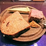 Gibier MIYAMA - 鹿熊猪のパテドカンパーニュ、ゴルゴンゾーラとレーズンのバケット