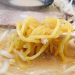 二代目 女がじゅまる - 黄色い典型的な札幌ラーメン